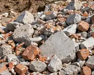 Építési törmelék: tégla, beton és cserép